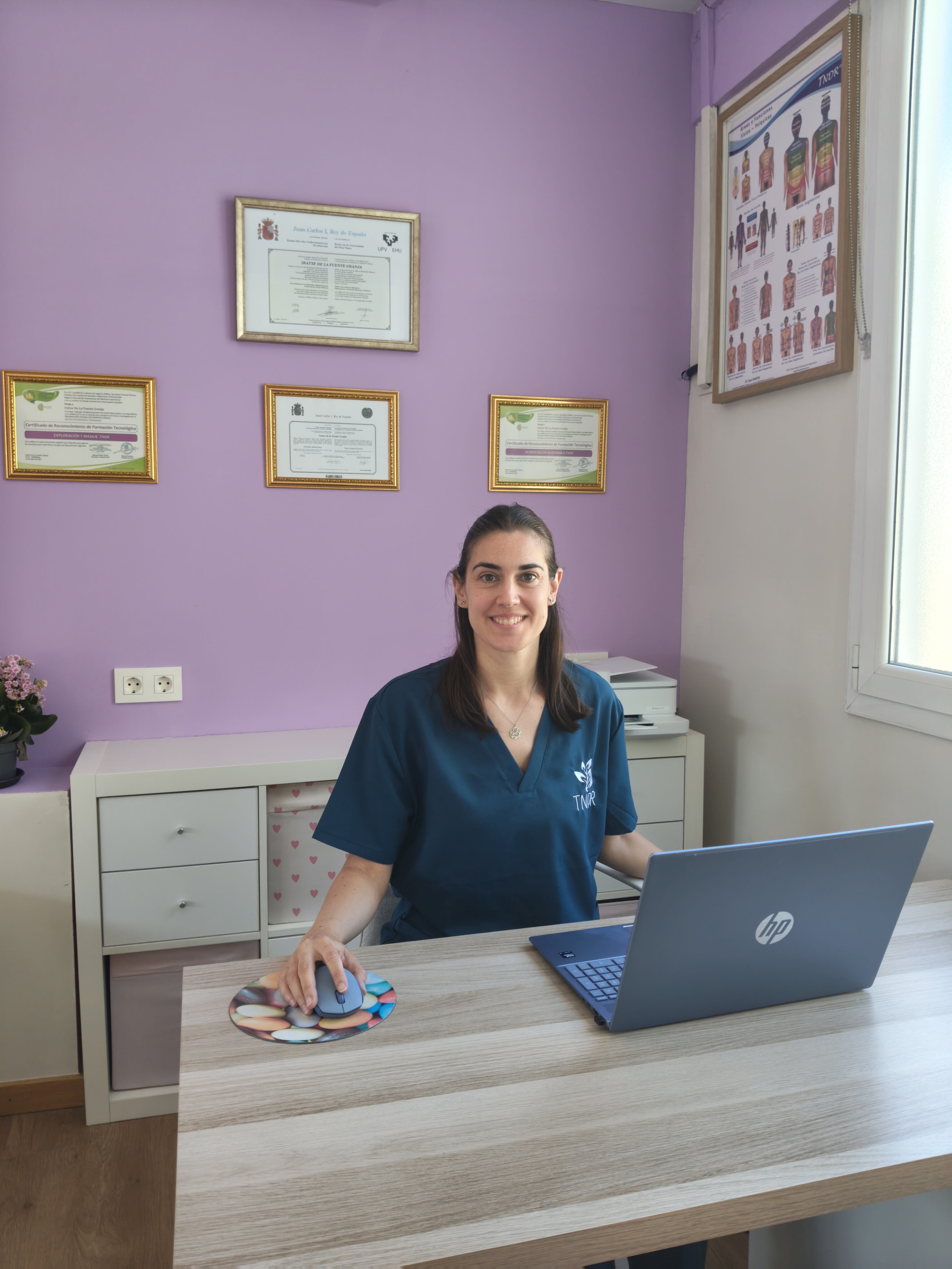 Iratxe en su consulta de nutrición integrativa en Bilbao